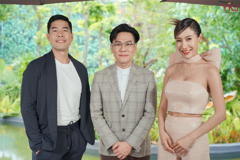 รูปสามมคนมีหมอกับคุณเด็บบี้และคุณวู้ดดี้